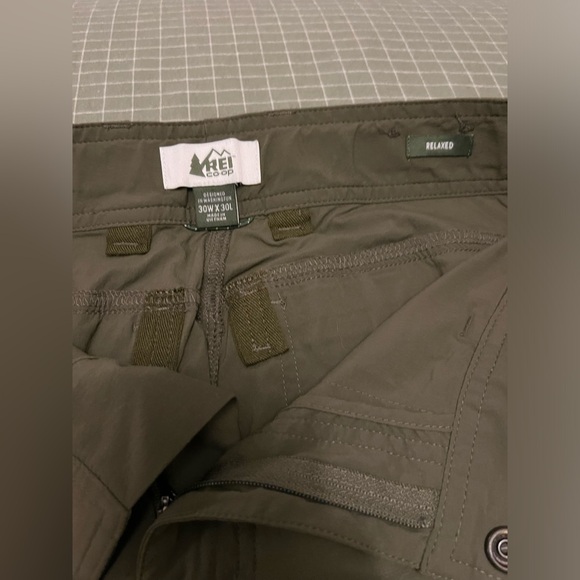 REI Sahara Cargo Pants *Convertible* Size 30x30 Men’s Olive Green Built-in Belt - Picture 2 of 3